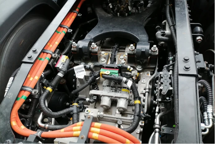 An electric heavy-duty truck equipped with a three-section electric drive axle. An electric heavy-duty truck equipped with a three-section electric drive axle.